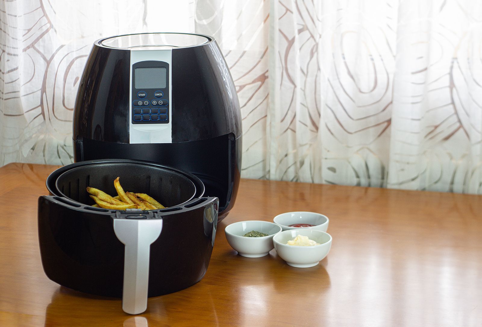 Una experta de limpieza desvela el truco definitivo para limpiar la air fryer