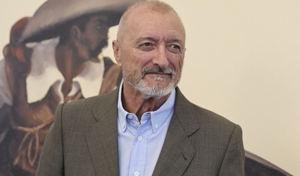 Arturo Pérez-Reverte reúne sus crónicas y fotografías bélicas en 'Enviado especial'