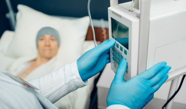 Una paciente de cáncer de mama recibiendo tratamiento. (Bigstock) Una paciente de cáncer de mama recibiendo tratamiento. (Bigstock)