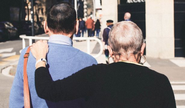 CONFEMAC crea una Red de Voluntariado para conectar a entidades y voluntarios: así puedes unirte (Bigstock)