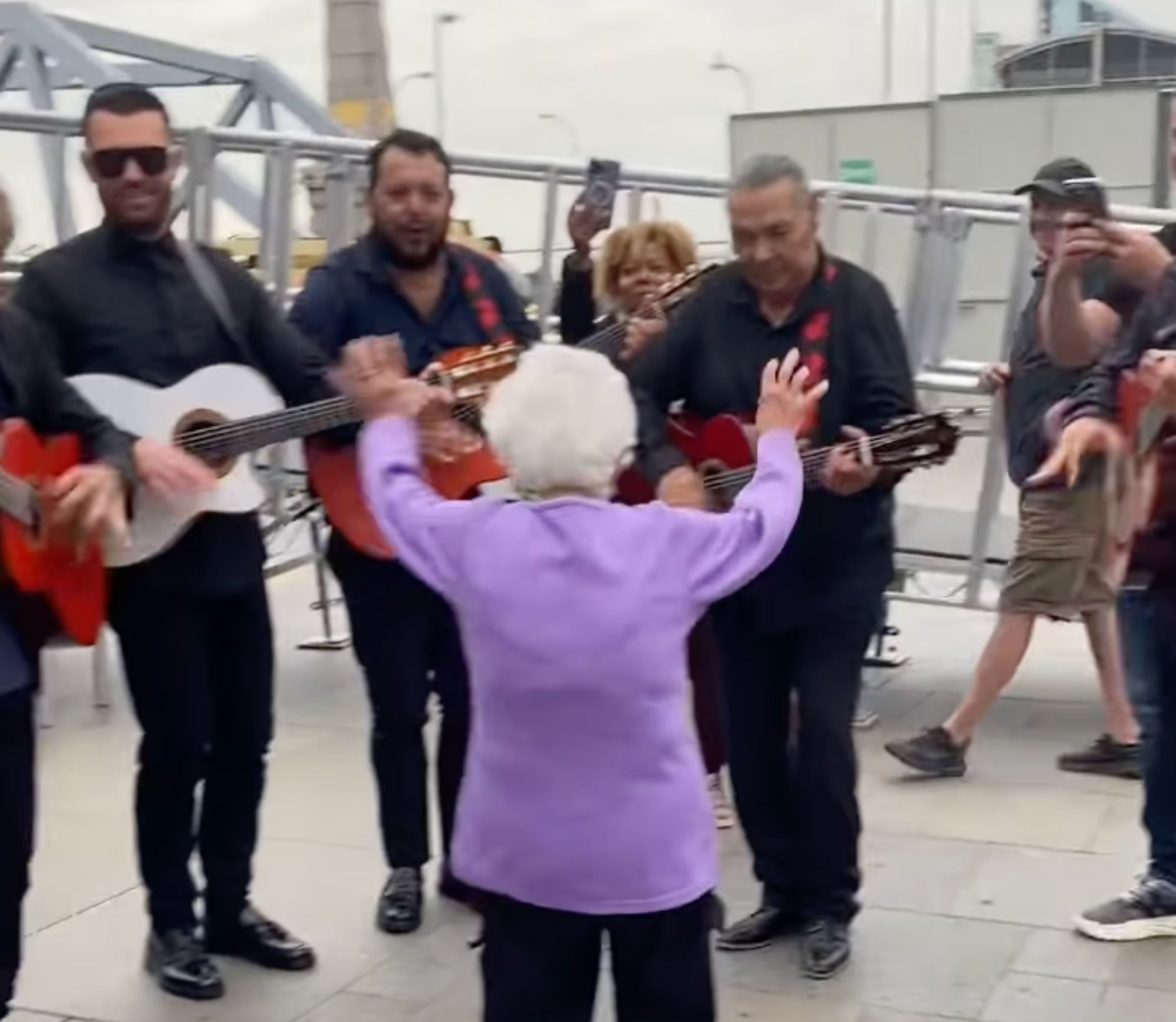 VÍDEO: El divertido momento en el que una mujer de 92 años conoce a su grupo de música favorito (Instagram: @cherylclements)
