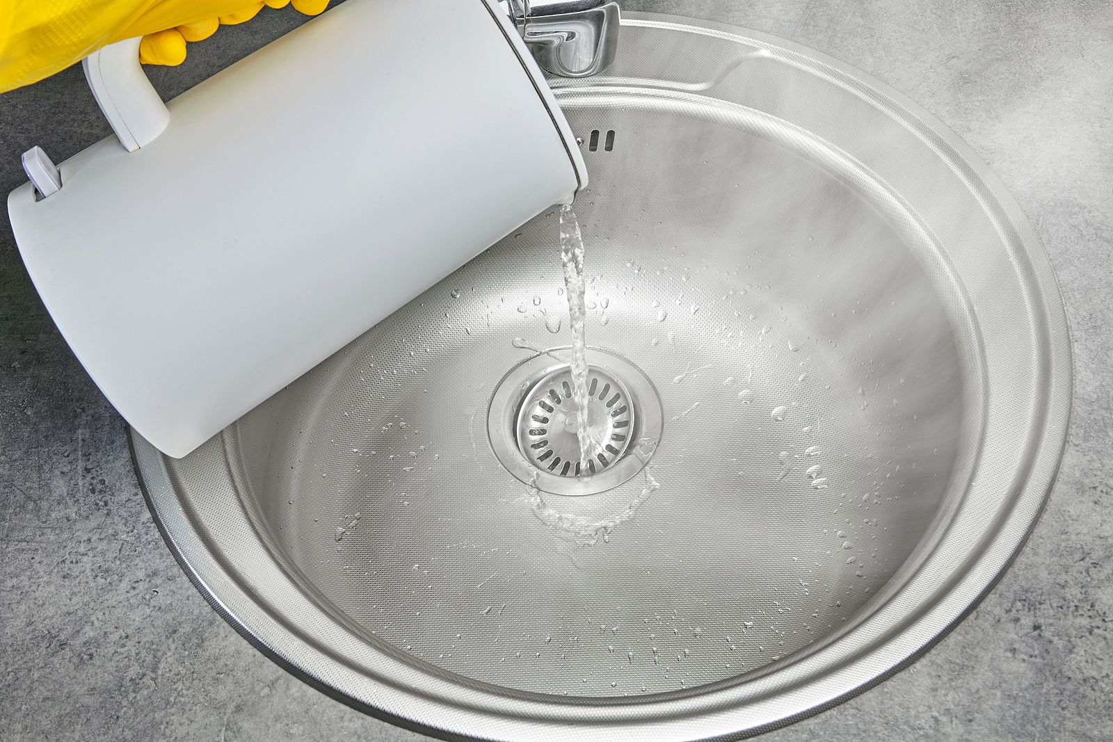¿Se puede tirar agua hirviendo por el fregadero? los expertos responden