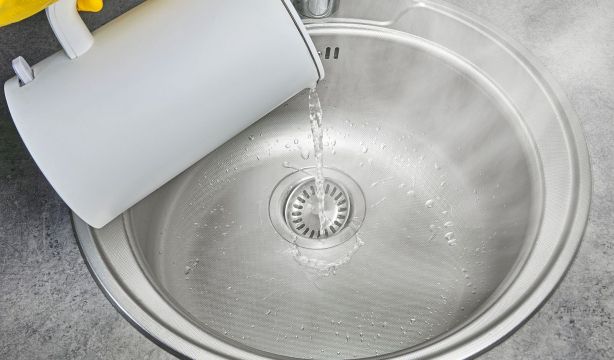 ¿Se puede tirar agua hirviendo por el fregadero? los expertos responden