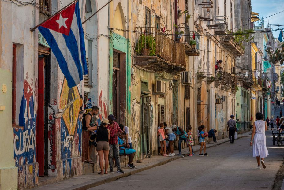 “Los jubilados no tienen ni para un cartón de huevos”: Padura retrata Cuba en 'Morir en la arena'