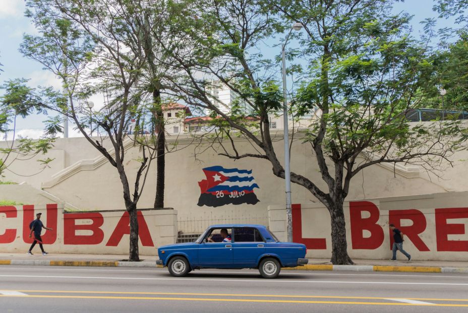 “Los jubilados no tienen ni para un cartón de huevos”: Padura retrata Cuba en 'Morir en la arena'