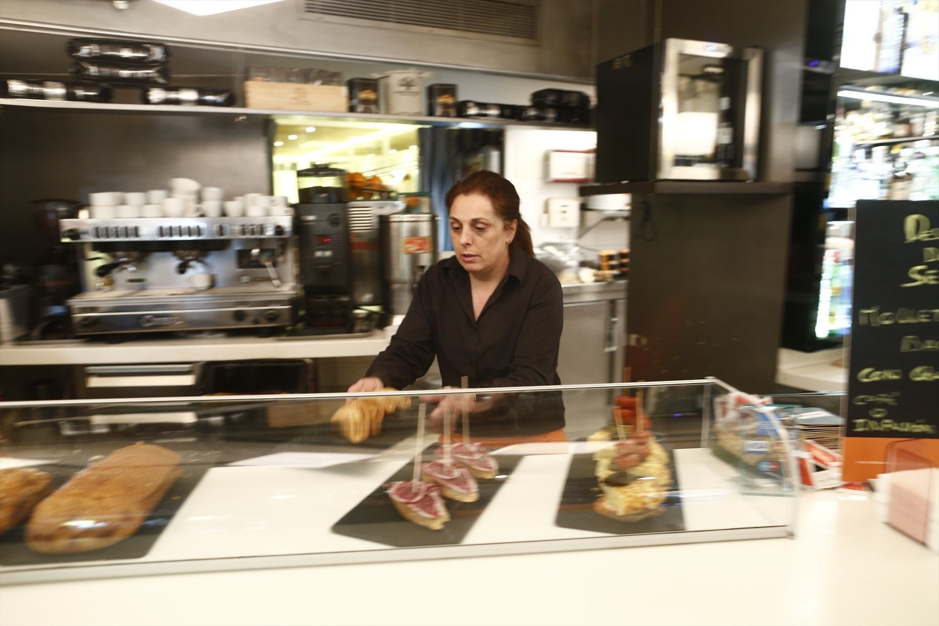 Brecha en pensiones: la mujer se jubila un año más tarde, a los 66, y gana 370 € menos