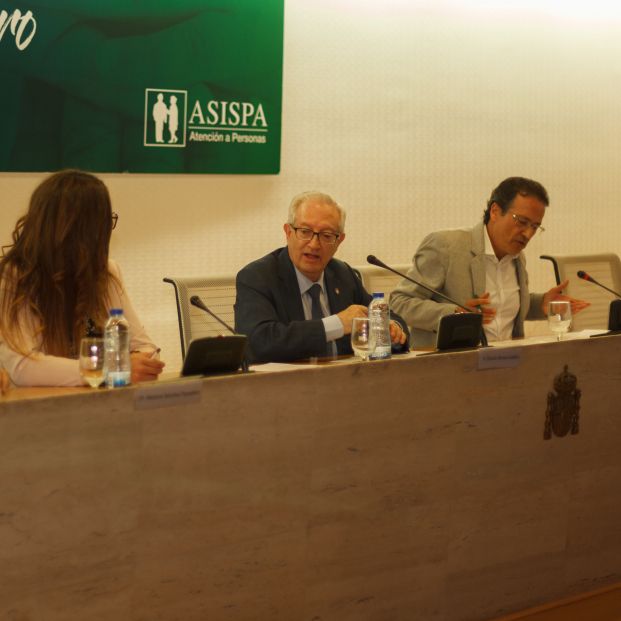  Melania Sánchez (Ctro. Día Pamplona), Gonzalo Berzosa (ASISPA), José Manuel Dolader (Asoc. La Barandilla)