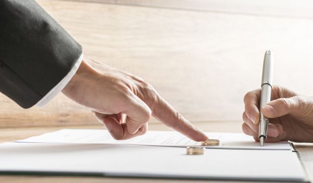 La donación se debe firmar ante notario.