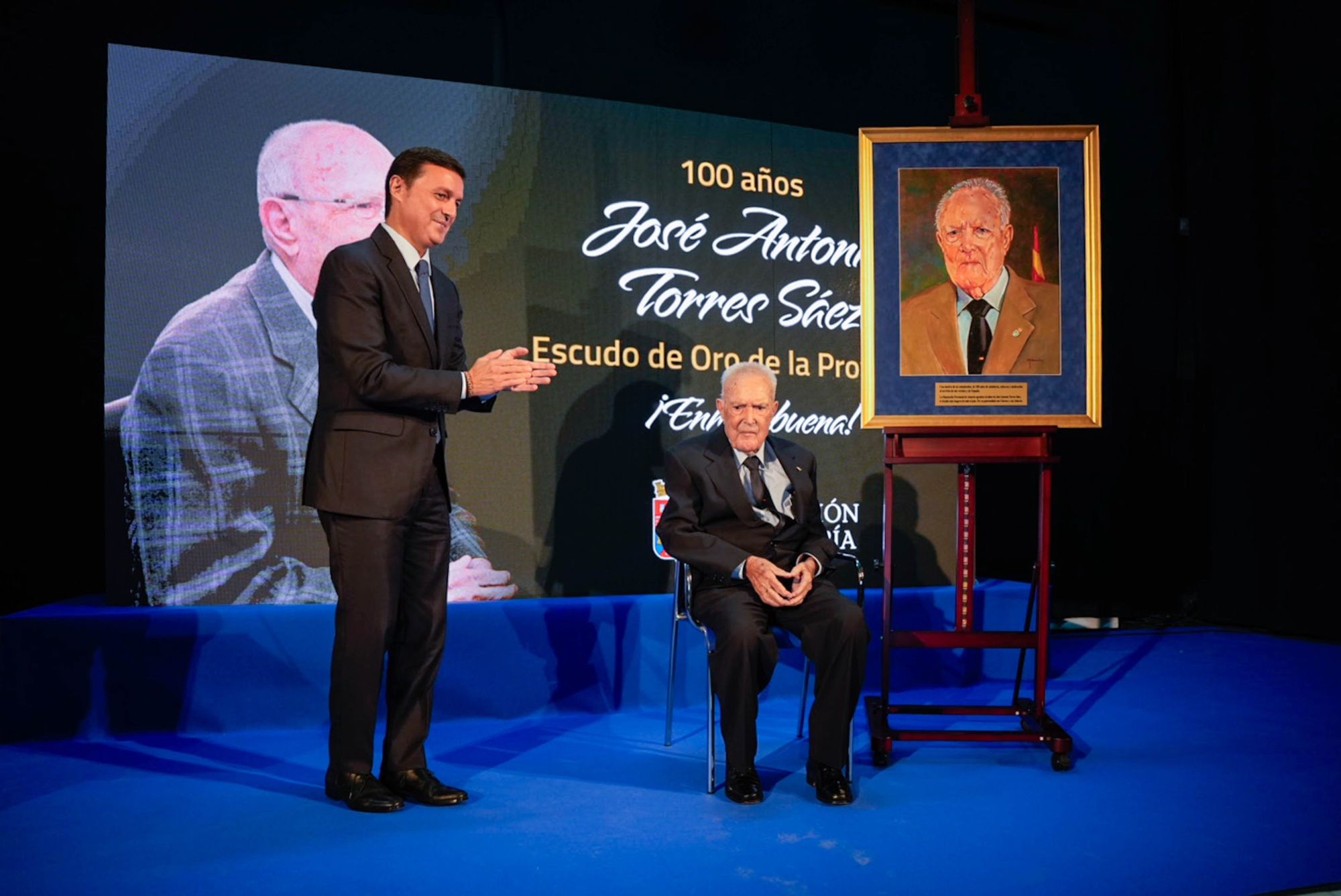 El alcalde más longevo de España recibe el Escudo de Oro de la Provincia de Almería (Marian León - Diputación de Almería / Europa Press)
