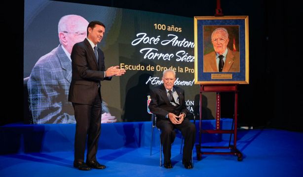 El alcalde más longevo de España recibe el Escudo de Oro de la Provincia de Almería (Marian León - Diputación de Almería / Europa Press)