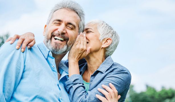 Las parejas que cotillean son más felices. Fuente: bigstock.