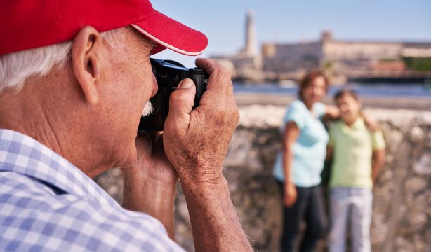 Los viajeros mayores de 65 años prefieren crear sus propios recuerdos antes que comprar souvenirs 
