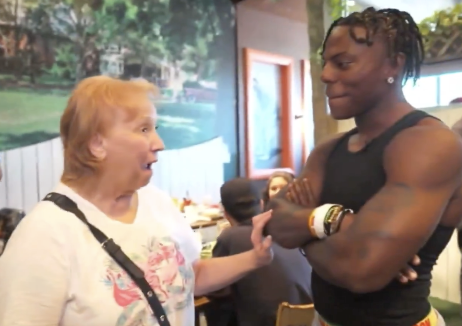 El emotivo gesto del 'youtuber' IShowSpeed con una mujer mayor