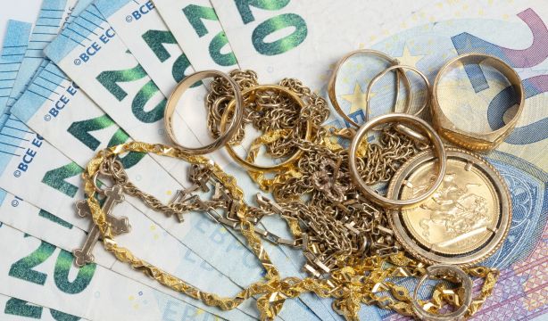 Así funcionan los montes de piedad: préstamos rápidos con joyas como garantía