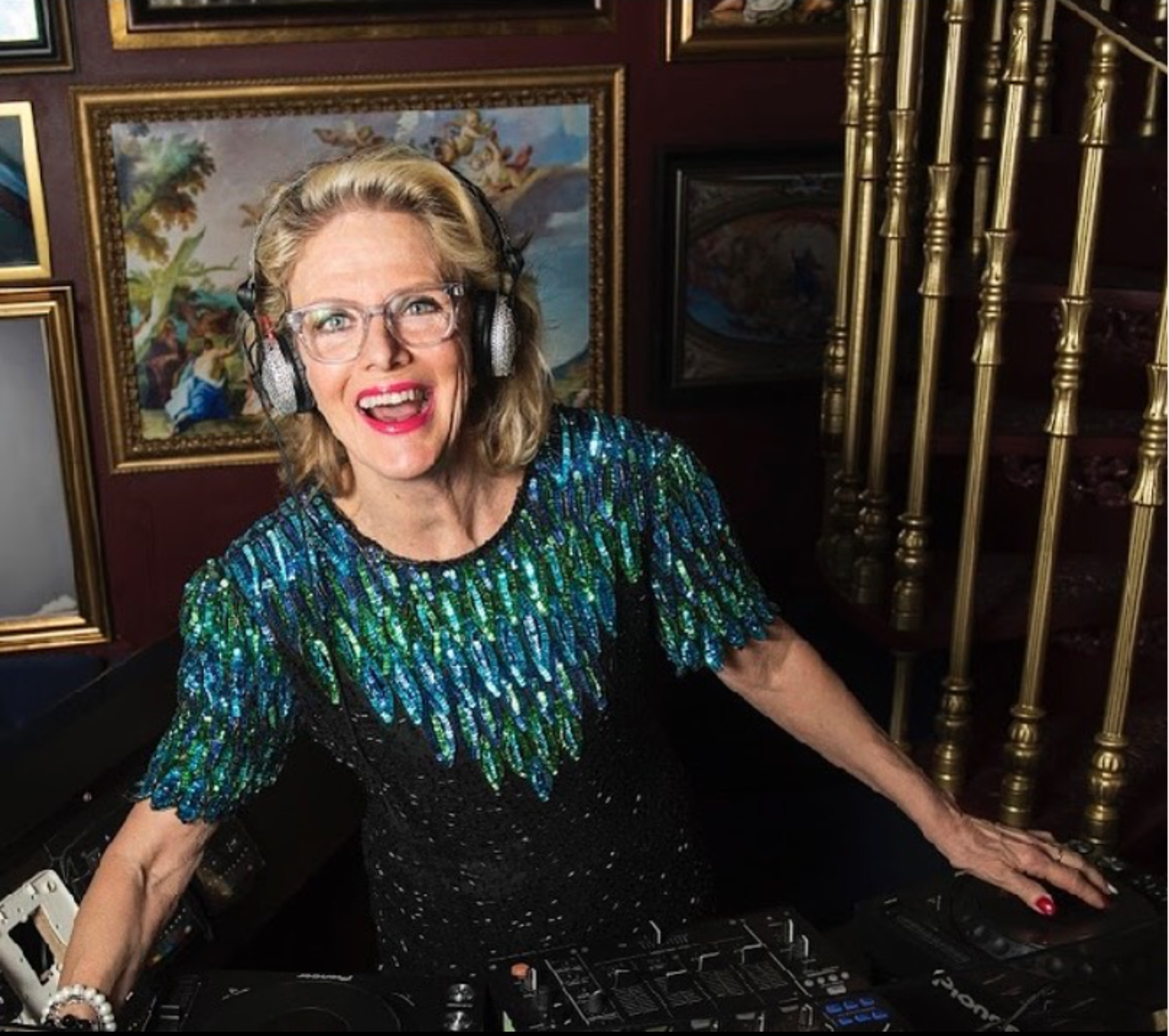 La sorprendente historia de Madelein Mansson: la sueca de 81 años que triunfa como DJ