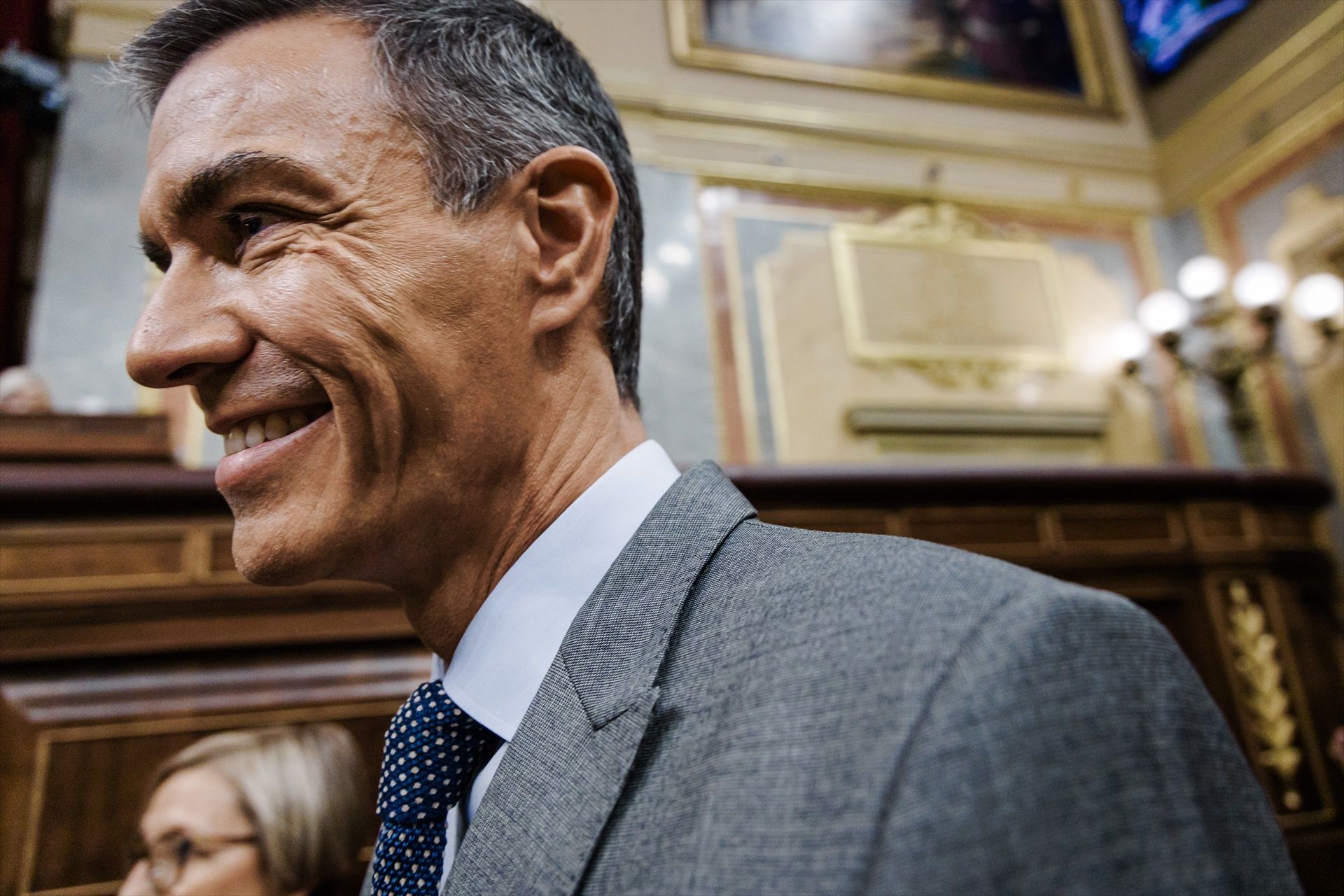 El CIS dispara al PSOE en casi 6 puntos y hunde al PP a su peor resultado de la legislatura
