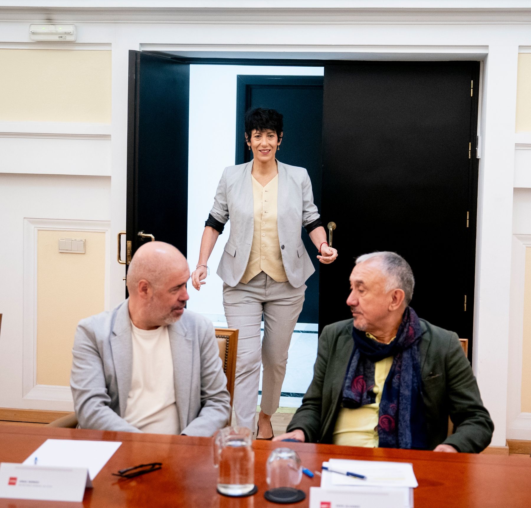 Los sindicatos urgen a Elma Saiz a aplicar la jubilación parcial a los funcionarios