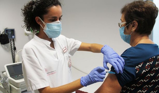 Campaña de vacunación 2025-2026 frente a la gripe y el Covid-19 en Navarra: fecha de comienzo