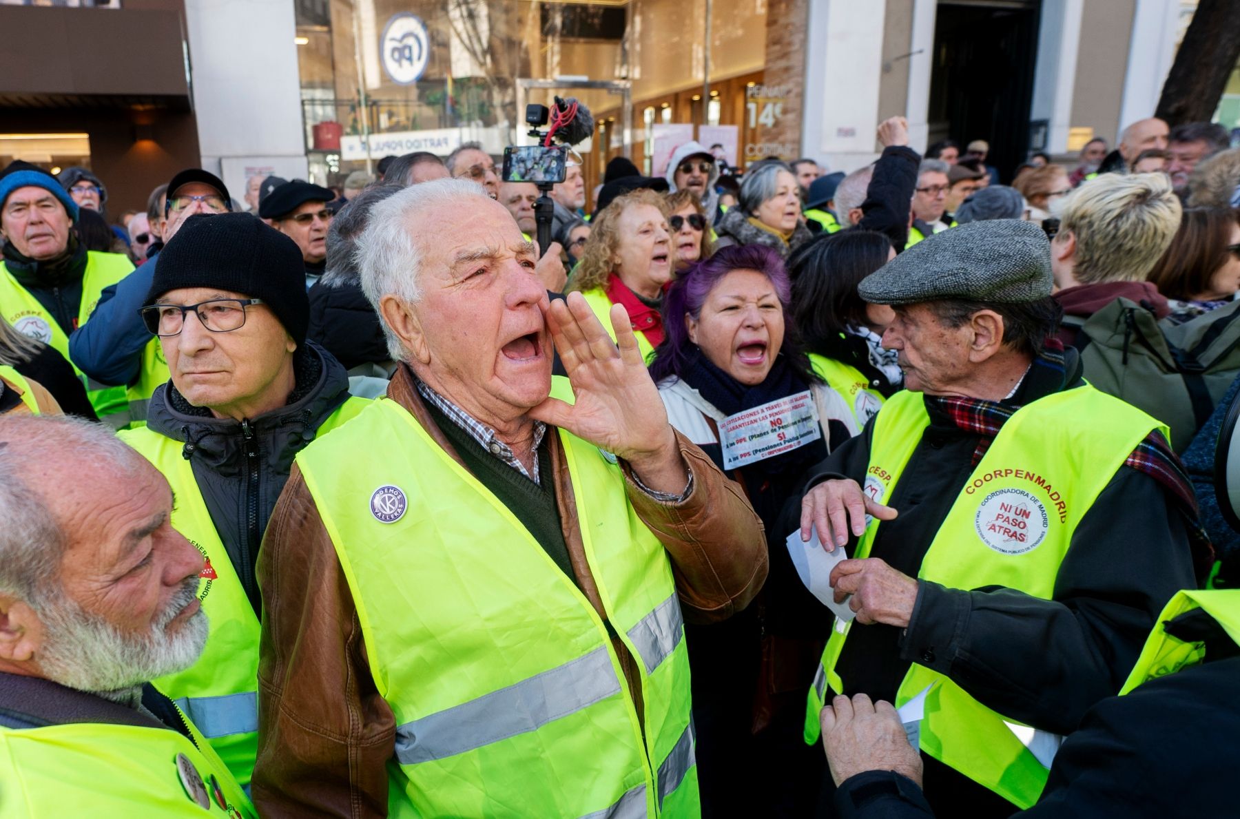 "Las pensiones son viables y no hay por qué pagarlas solo con cotizaciones", defienden CCOO y UGT