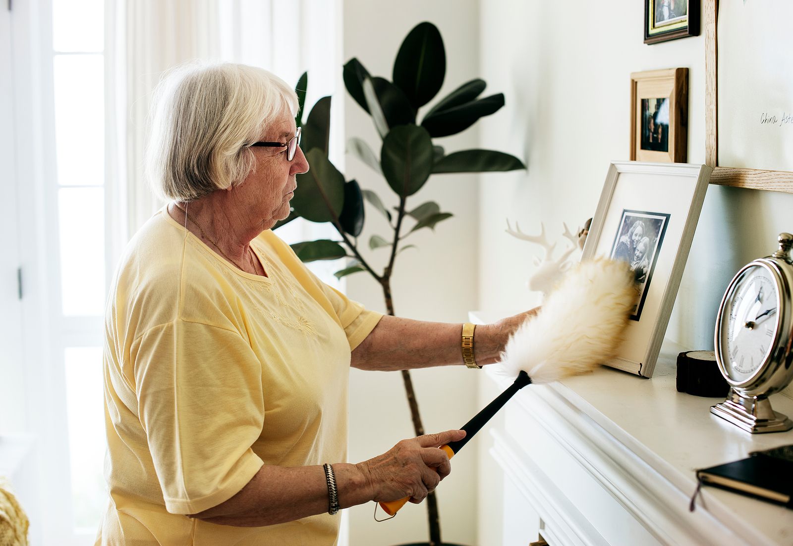 Mujer limpiando su hogar. Fuente: Bigstock
