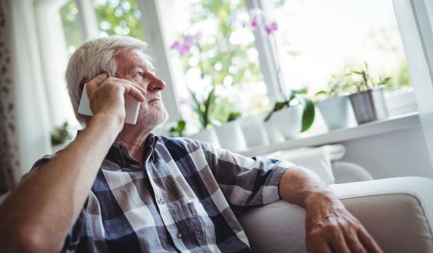 Hombre hablando por teléfono. (Bigstock)