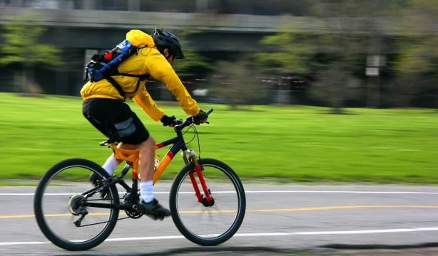 Las nuevas normas de la DGT para ciclistas y motoristas que ya están en vigor