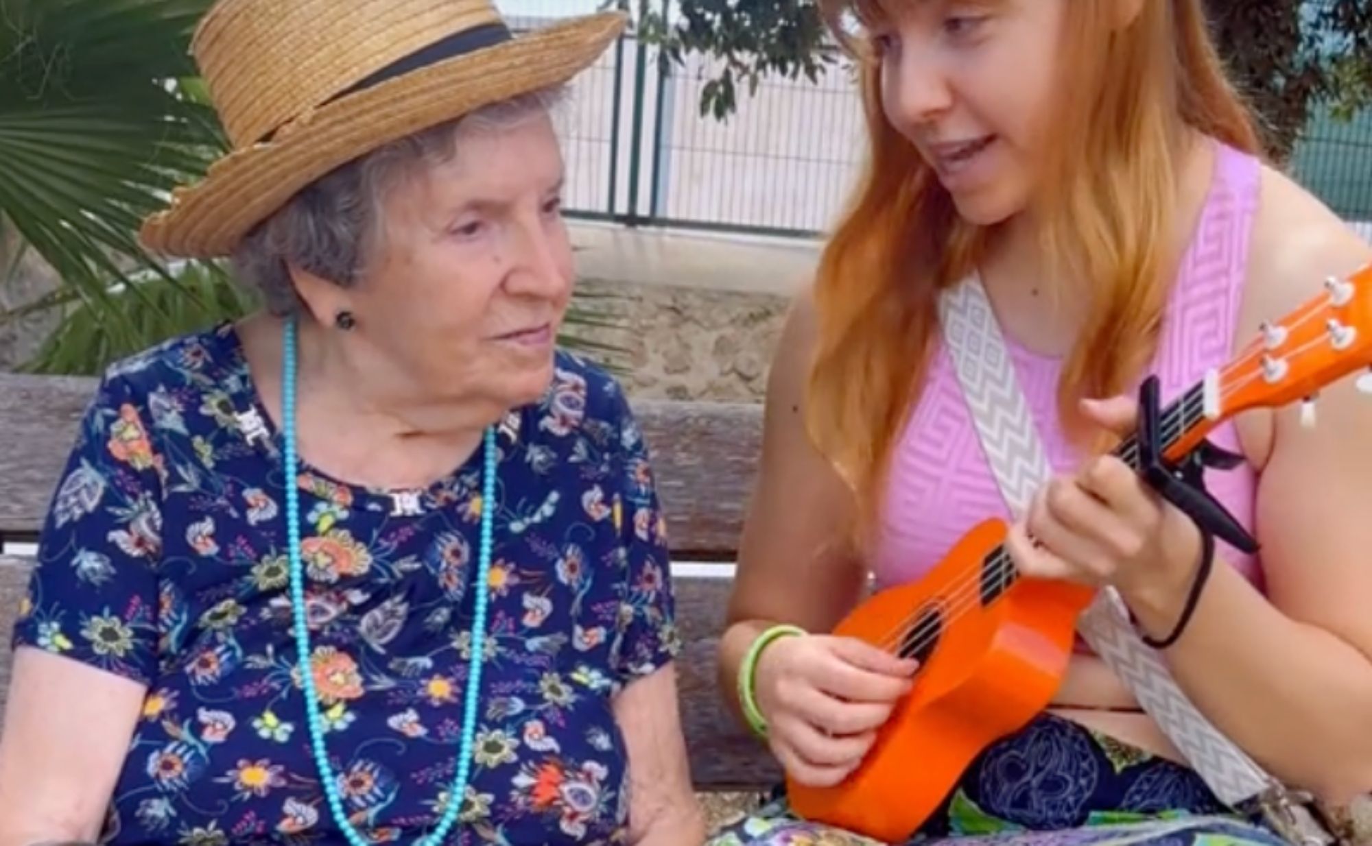VÍDEO: Compone una canción para su abuela con alzhéimer y emociona en las redes (TikTok: Zuri)