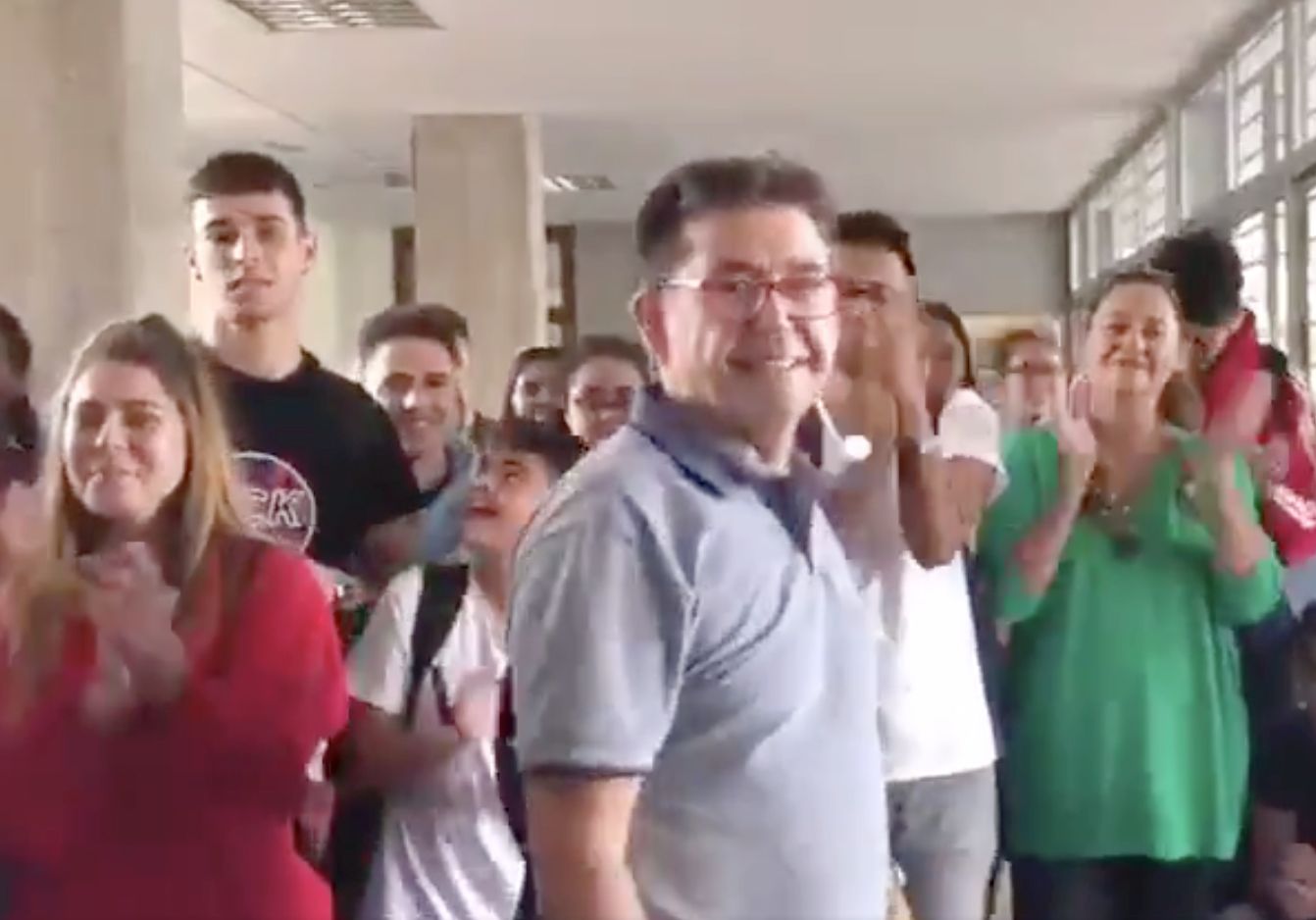 La emotiva despedida de unos alumnos a su profesor que se jubila se hace viral
