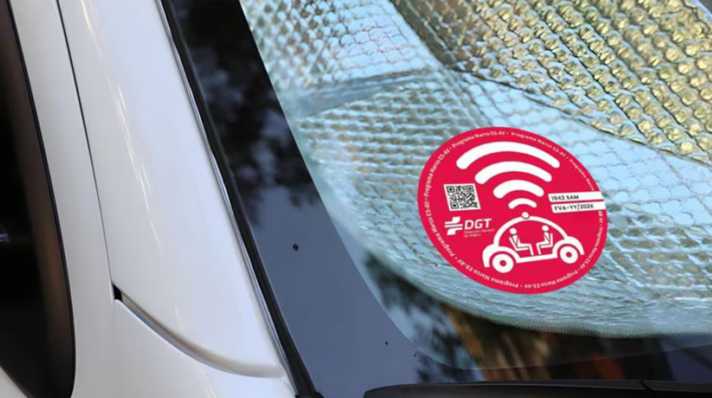 Nueva etiqueta de la DGT: el distintivo rojo identificará los vehículos autónomos