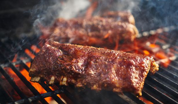 Truco definitivo para cocinar costillas en casa: quedarán muy jugosas y el hueso saldrá fácilmente