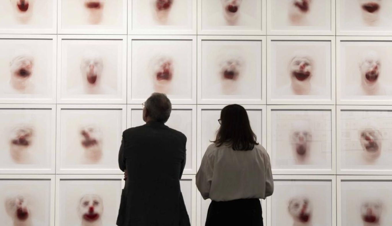 Visitantes ante una obra de Roni Horn en la exposición 'Desenfocado. Otra visión del arte' en CaixaForum Madrid. Fuente: EuropaPress.