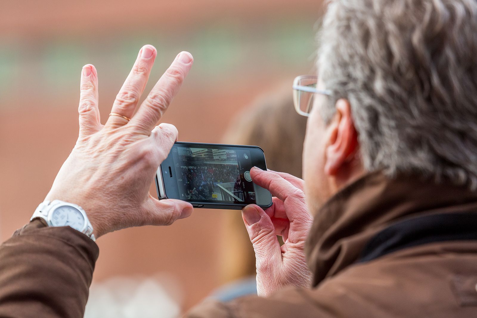 Estas son las 5 apps del teléfono móvil que más utilizan las personas mayores
