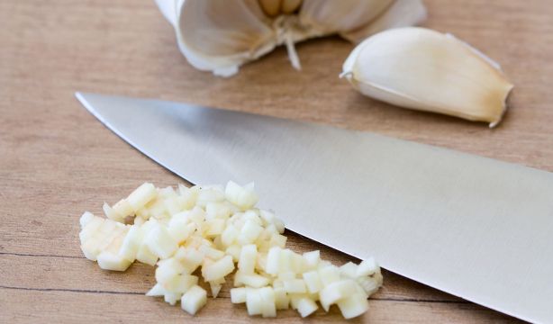 El truco para pelar ajos sin utilizar el cuchillo