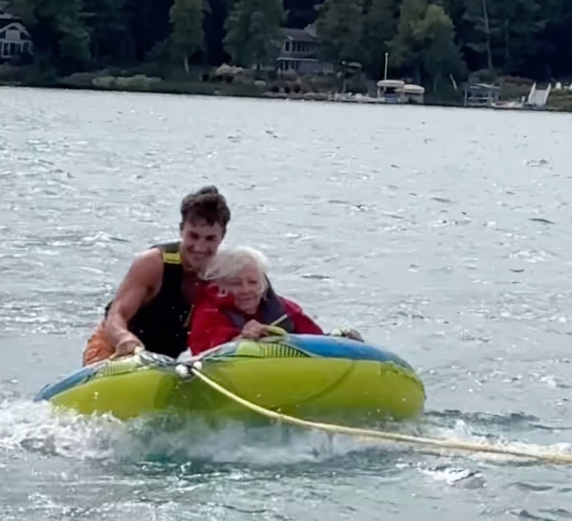 VÍDEO: Reta a su abuela de 83 años a probar el tubing y el resultado se hace viral (Instagram: Maggie Wood VanOosten)