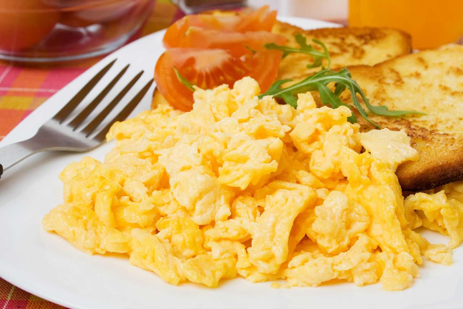 El truco de un cocinero para que los huevos revueltos te queden más jugosos