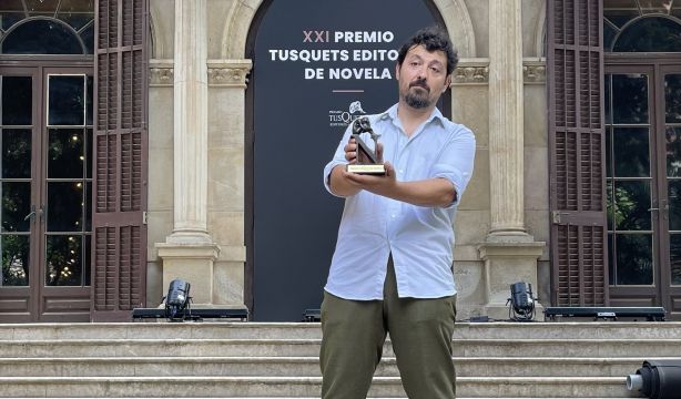 Francisco Serrano gana el Premio Tusquets con la novela 'El corazón revolucionario del mundo'