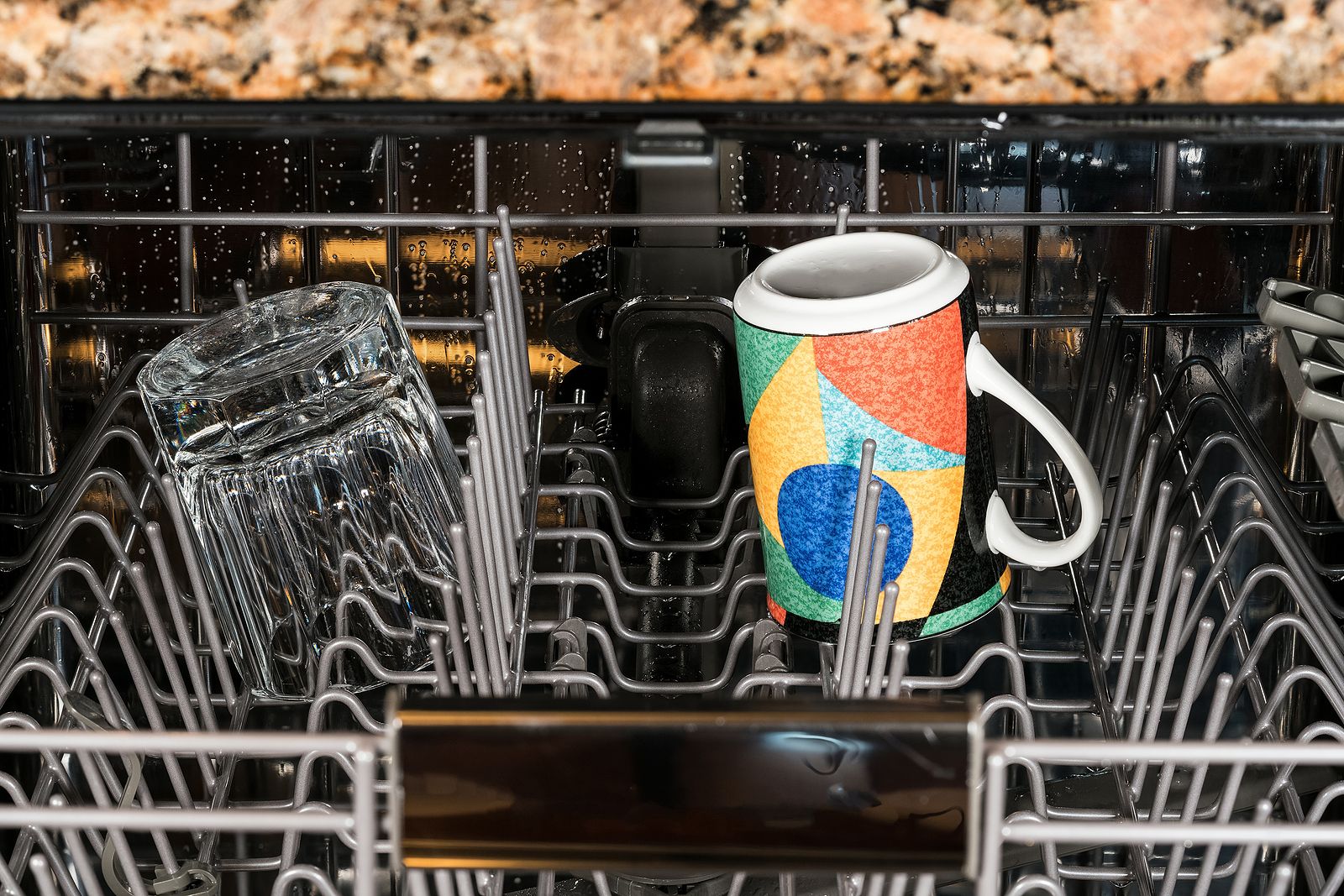 El truco para evitar que las tazas salgan del lavavajillas con agua en la base
