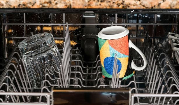El truco para evitar que las tazas salgan del lavavajillas con agua en la base