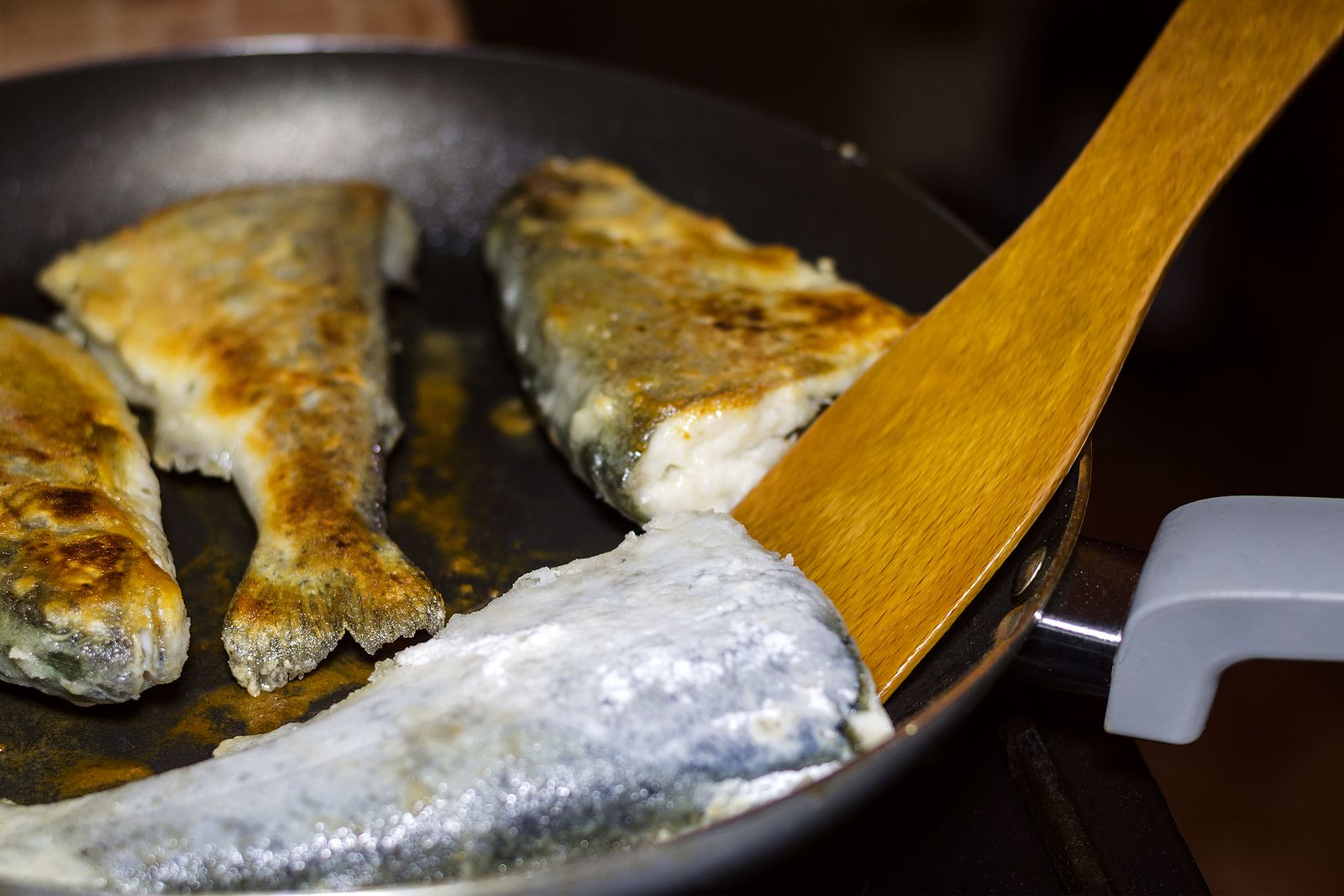 El truco que evitará que el pescado se te pegue a la sartén, incluso si es vieja. Fuente: bigstock.