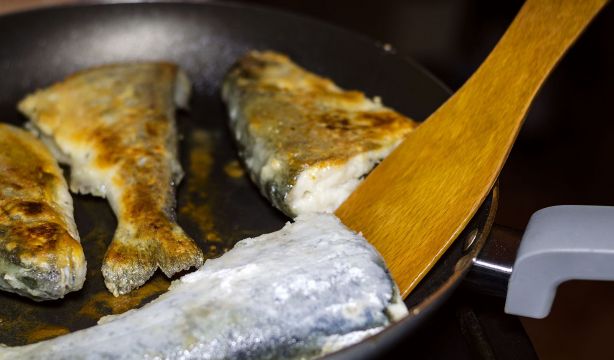 El truco para evitar que la comida se pegue en una sartén de acero inoxidable