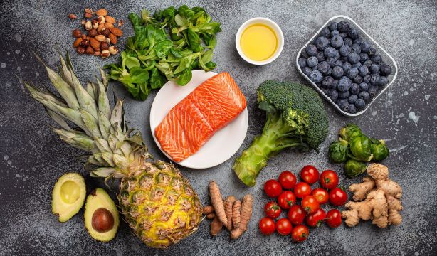 Dieta antiinflamatoria: qué comer (y qué no) para ganar salud (Bigstock)