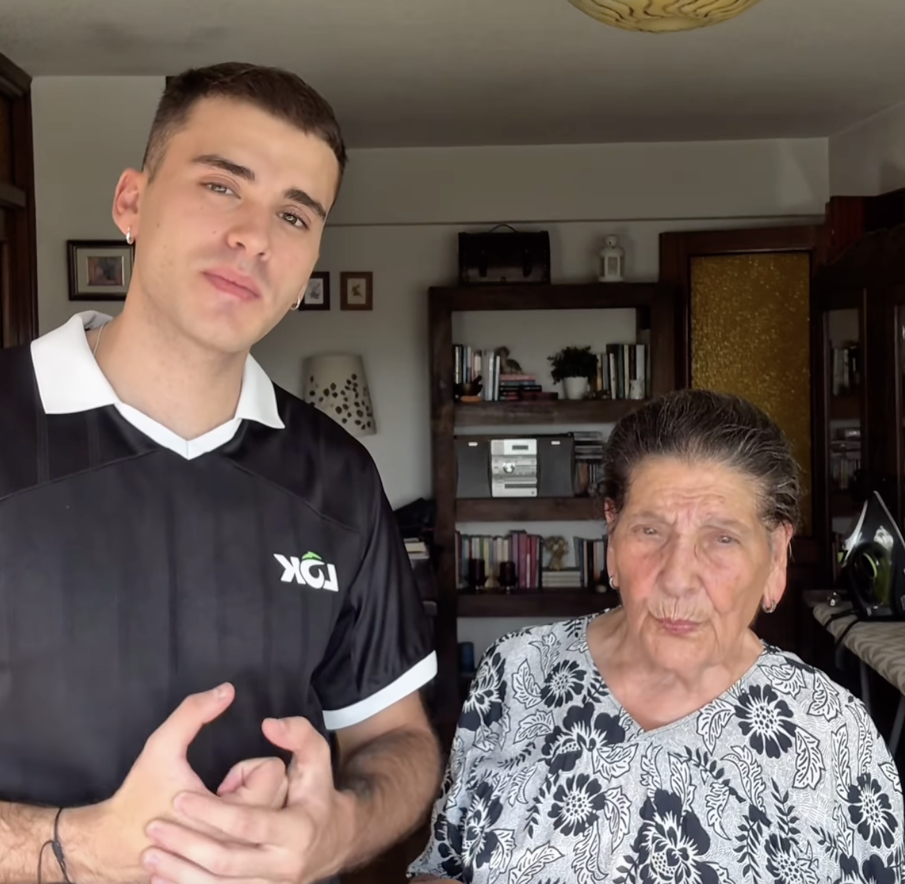 El joven que dio su teléfono a una mujer mayor que se sentía sola cuenta que por fin han quedado
