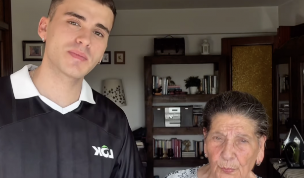 El joven que dio su teléfono a una mujer mayor que se sentía sola cuenta que por fin han quedado