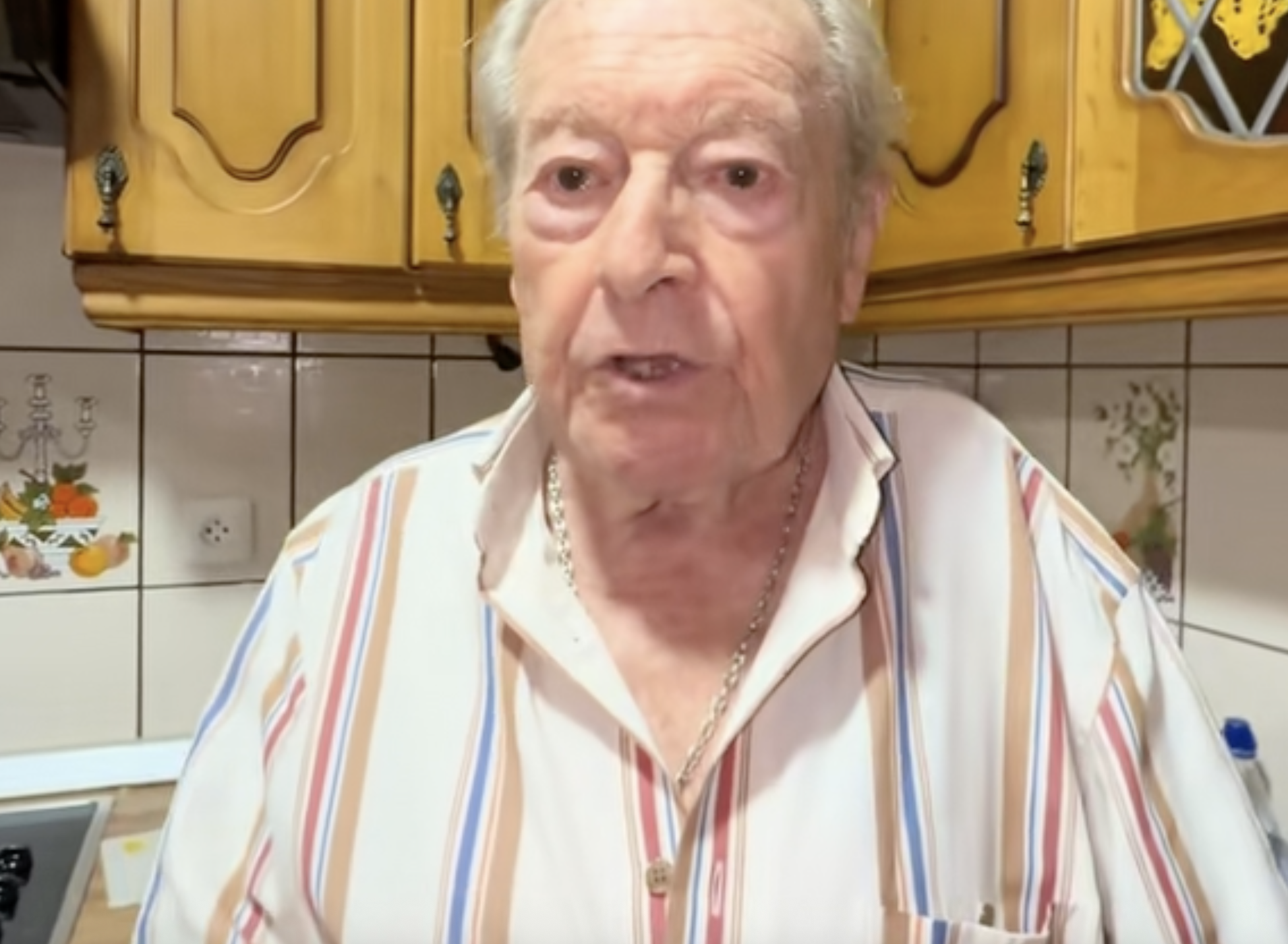 Un joven recibe una emotiva reflexión de su abuelo que conmueve en redes