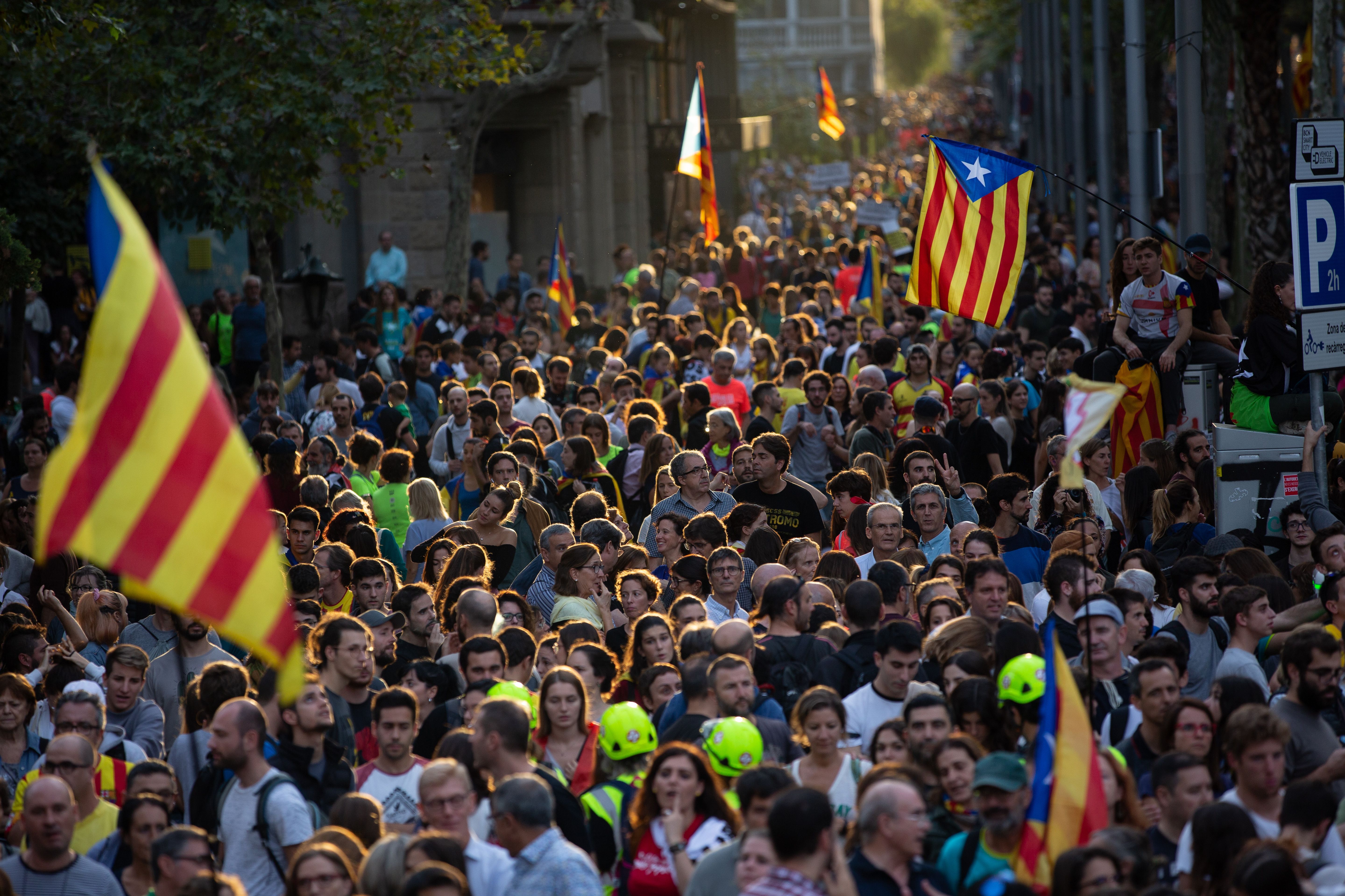 Una multitud de personas se concentra y ondea esteladas en la manifestación de los CDR durante la huelga general en Catalunya en reacción a las penas por el 1 O en Barcelona (Cataluña 