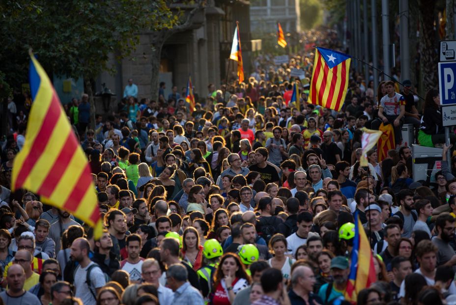 Una multitud de personas se concentra y ondea esteladas en la manifestación de los CDR durante la huelga general en Catalunya en reacción a las penas por el 1 O en Barcelona (Cataluña 