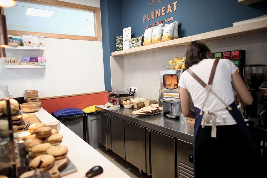 Camarera en la cafetería 100% Bio recién instalada en el IES Antonio Fraguas Forges de Madrid a 17 de octubre de 2019 Camarera en la cafetería 100% Bio recién instalada en el IES Antonio Fraguas Forges de Madrid a 17 de octubre de 2019