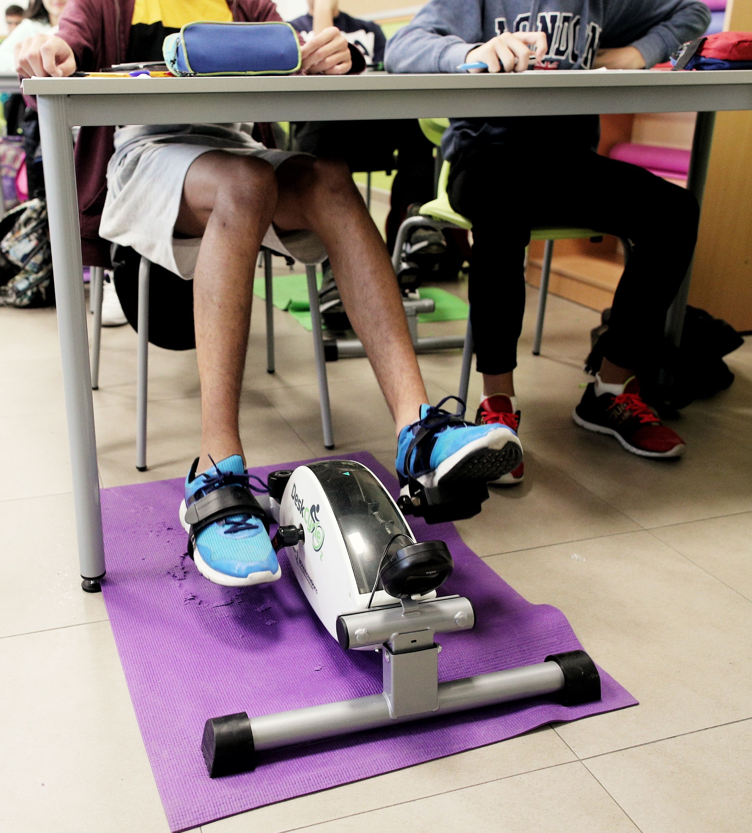 Alumnos del IES Antonio Fraguas Forges de Madrid en el aula pedal donde hacen deporte mientras aprenden en Madrid a 17 de octubre de 2019 