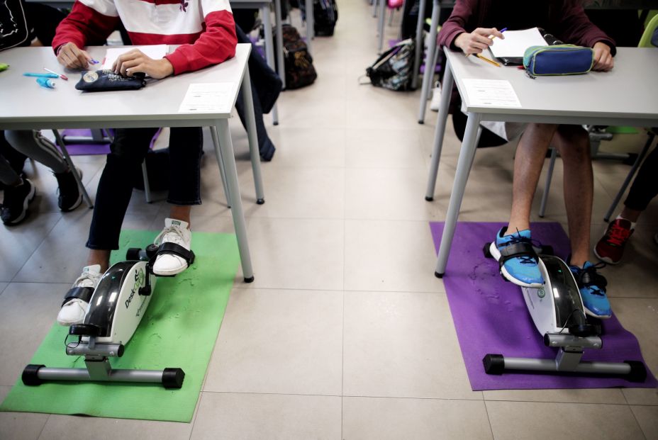 EuropaPress 2430347 Alumnos del IES Antonio Fraguas Forges de Madrid en el aula pedal donde hacen deporte mientras aprenden en Madrid a 17 de octubre de 2019 