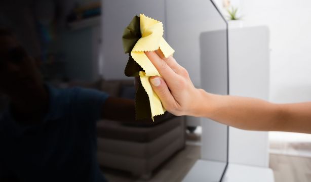 El truco que los expertos recomiendan para limpiar la pantalla de la televisión sin dañarla